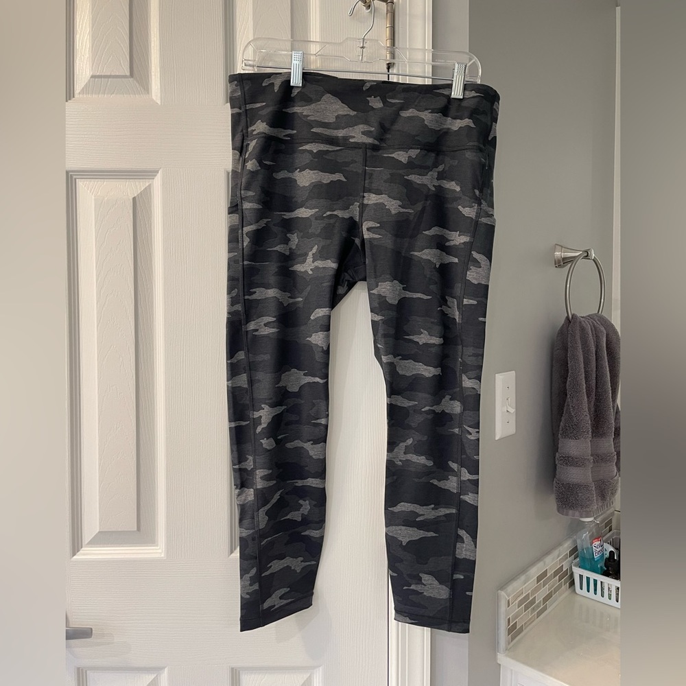 athleta ultimate stash pocket camo 7/8 tight
